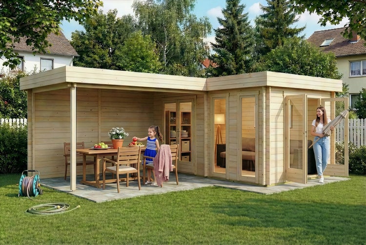 Modernes Gartenhaus aus Holz mit Flachdach, großen Glasfronten und einer integrierten überdachten Terrasse auf einer Rasenfläche.