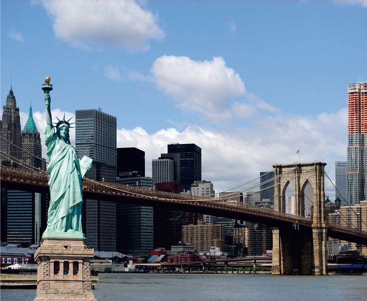 Die Freiheitsstatue und die Brooklyn Bridge vor der Skyline von New York.