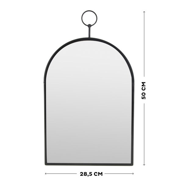 Wandspiegel mit Rundbogen, schwarzem Metallrahmen und Aufhängering, Breite 28,5 Zentimeter, Höhe 50 Zentimeter.