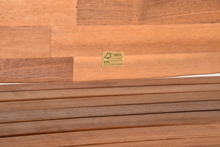 FSC 100 Prozent Siegel für Holz aus vorbildlich bewirtschafteten Wäldern auf einem Holzprodukt.