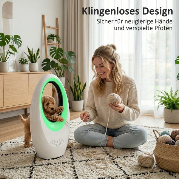 Klingenloser Ventilator in einem hellen Wohnzimmer mit einer Frau und einem Hund, der sicher durch die Öffnung greift.