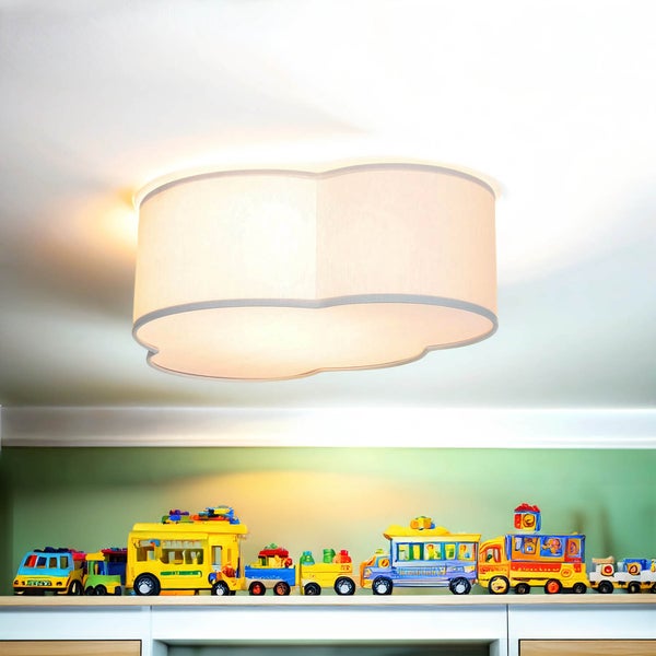 Deckenleuchte mit Wolkenform im Kinderzimmer über Spielzeugregal.