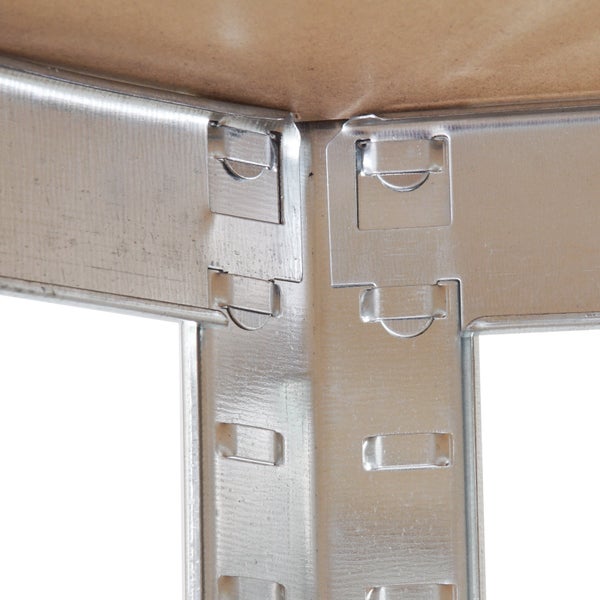 Zwei Metallregale mit Holzfaserplatten und vier Regalverbindern zur Stabilisierung der Pfosten.