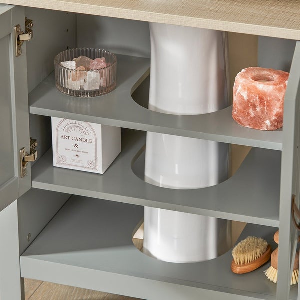 Badezimmerschrank mit Regalen zur Aufbewahrung von Badaccessoires.