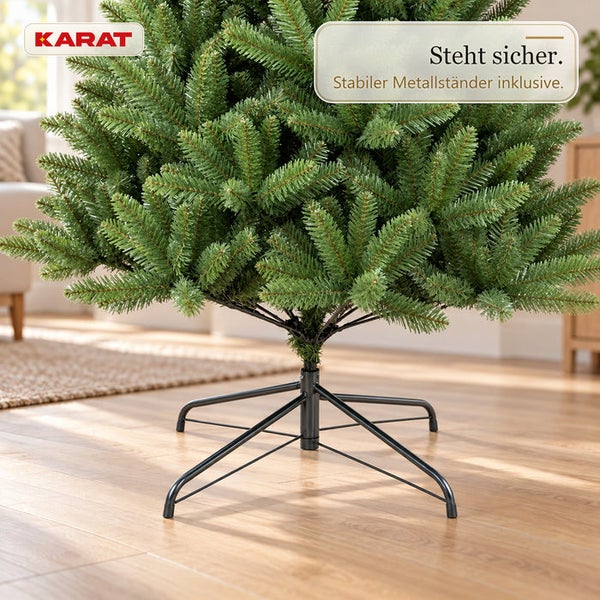 Künstlicher Weihnachtsbaum von Karat mit stabilem Metallständer für sicheren Halt im Innenbereich.
