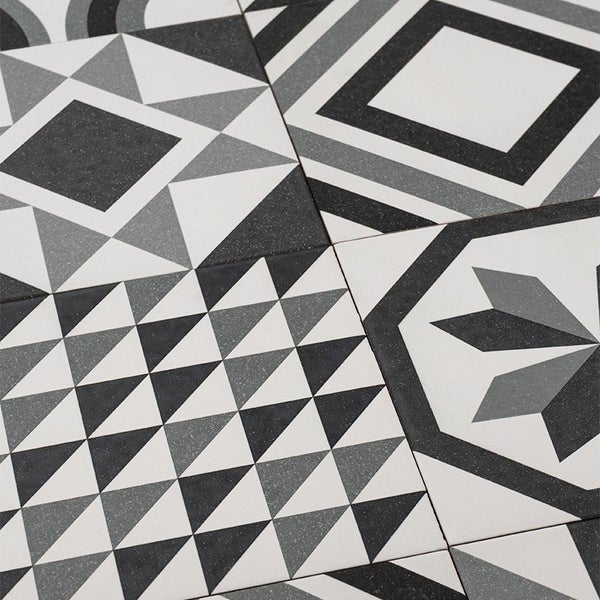 Wand- und Bodenfliesen mit geometrischen Mustern im Vintage Stil