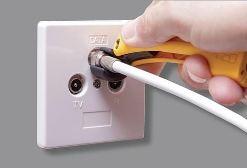 Koaxialkabelanschluss an einer Datendose mit Abisolierwerkzeug