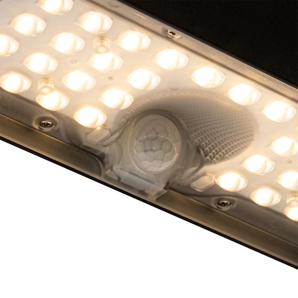 Detailansicht einer LED-Außenleuchte mit Bewegungsmelder und mehreren leuchtenden LED-Dioden.