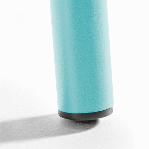 Nahaufnahme eines türkisen Möbelfußes aus strukturiertem Metall mit schwarzer Schutzkappe.