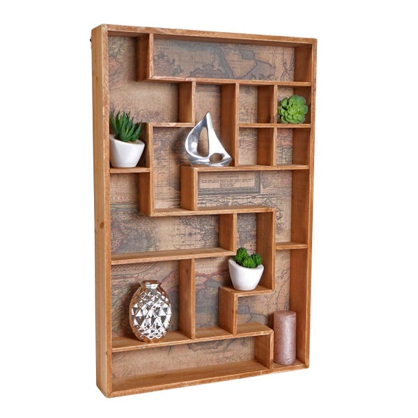 Wandregal mit Weltkarte, Fächern und Dekoration