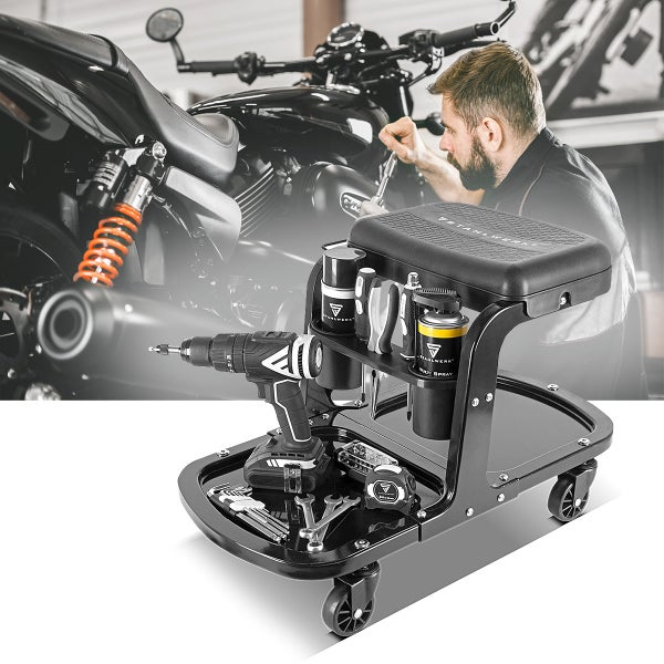 Werkstatthocker mit Werkzeug und Motorrad im Hintergrund