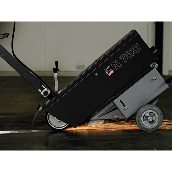 Fein Grit GI 752H Boden-Bandschleifmaschine im Einsatz auf einem Industrieboden mit Funkenflug.