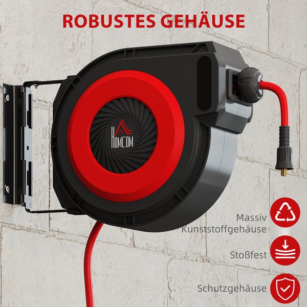 Badezimmer-Szene mit Wäschekorb aus Bambus mit Deckel, Textilien und Badaccessoires für viel Stauraum