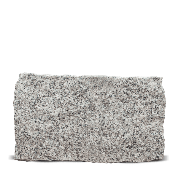 Rechteckige Granitplatte mit grober Oberflächenstruktur und unregelmäßigen Kanten aus Naturstein.