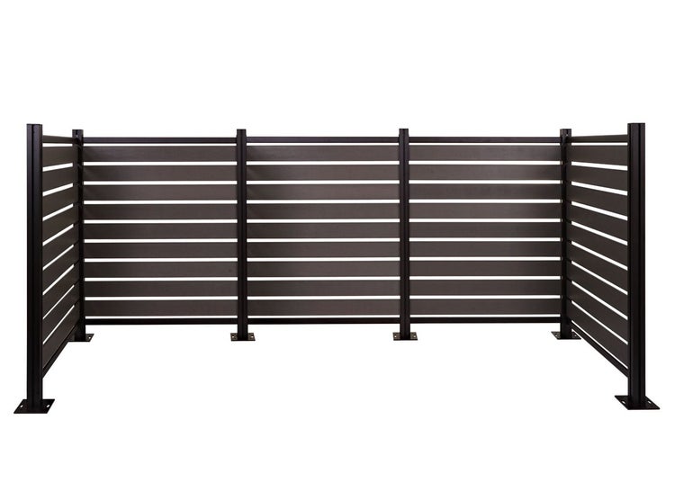 Moderner Sichtschutzzaun mit horizontalen Lamellen und schwarzen Metallpfosten in U-Form.