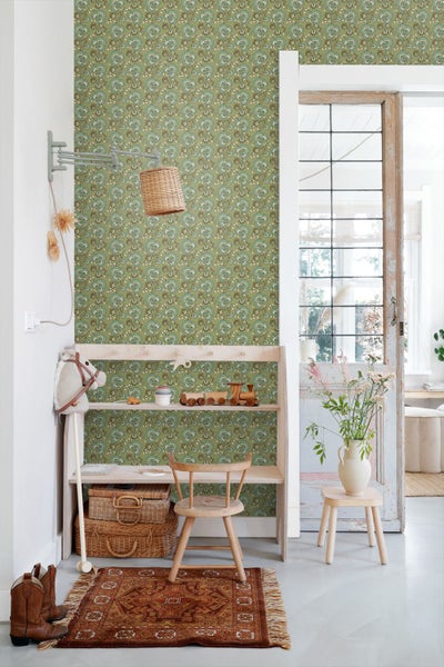 Kinderzimmer mit gemusterter Tapete, Regal, Spielzeug und Teppich für eine gemütliche Atmosphäre.