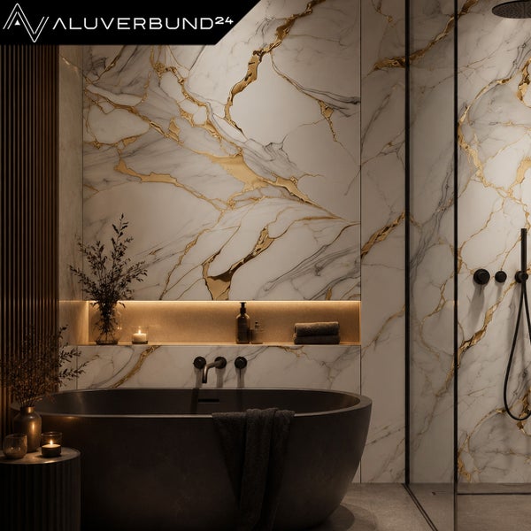 Modernes Badezimmer mit Aluverbund-Wandpaneelen in Marmor-Optik mit Goldadern, freistehender dunkler Badewanne und beleuchteter Nische. Aluverbund24 Logo.