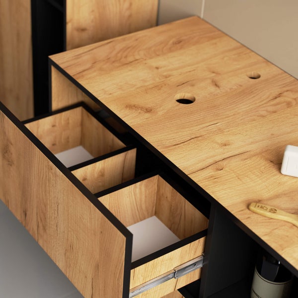 Badezimmermöbel mit offenen Schubladen und Holzelementen
