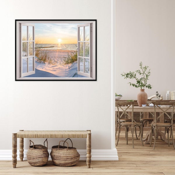 Wandbild mit Strandmotiv und Fensterrahmenoptik in einem hellen, wohnlich eingerichteten Zimmer mit Sitzbank und Bastkörben.
