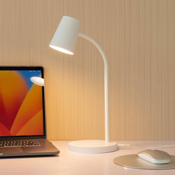 Weiße minimalistische LED-Schreibtischleuchte mit flexiblem Hals auf einem Arbeitstisch neben einem Laptop und einer Computermaus.