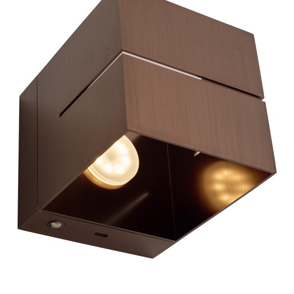 Würfelförmige LED-Wandleuchte aus gebürstetem Metall in Braun mit integriertem Leuchtmittel und USB-Ladeanschluss.
