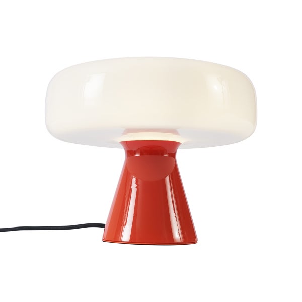 Tischleuchte in Pilzform mit glänzendem rotem Standfuß und weißem Glasschirm.