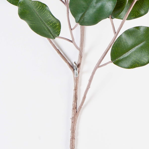 Zwei künstliche Ficus-Bonsai-Bäume in unterschiedlichen Größen in schwarzen Töpfen.