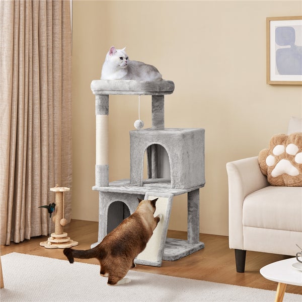 Katzenkratzbaum mit zwei Katzen in einem hellen Wohnzimmer.