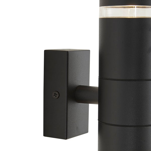 Detailaufnahme einer schwarzen, zylindrischen Außenwandleuchte mit rechteckiger Wandhalterung aus texturiertem Metall.