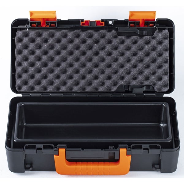 Offener Werkzeugkoffer aus schwarzem Kunststoff mit Schaumstoffeinlage im Deckel und orangefarbenem Griff.