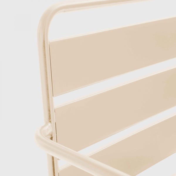 Detailaufnahme einer Metallstuhl-Rückenlehne mit waagerechten Lamellen und einem abgerundeten Rohrrahmen.