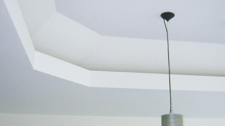 Decke mit Stuckleiste und Hängelampe