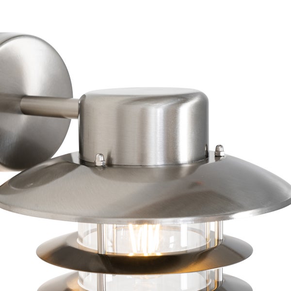 Moderne Außenwandleuchte aus Edelstahl mit gestuften Schirmen und Glaseinsatz.