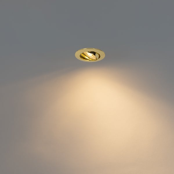 LED Einbaustrahler rund goldfarben warmweißes Licht montiert in einer Decke