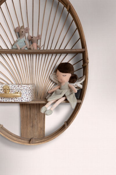 Wandregal aus Rattan mit Spielzeugmäusen, einer Schmuckschatulle und einer Stoffpuppe mit Flügeln