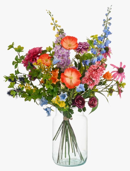 Künstlicher Feldblumenstrauß mit Mohn, Ranunkeln und Glockenblumen in einer Glasvase.