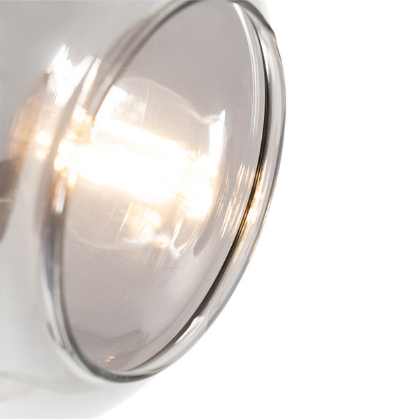 Detailaufnahme einer transparenten Glühbirne in einem Lampenschirm