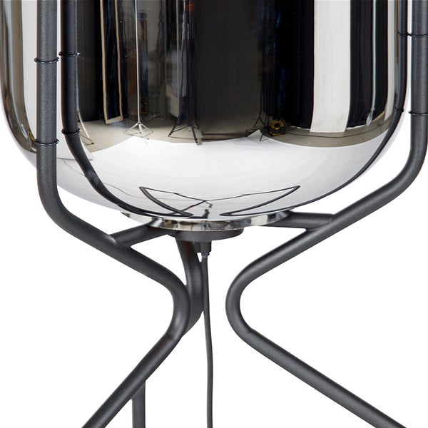 Detailansicht einer Pflanzschale auf einem Metallständer.