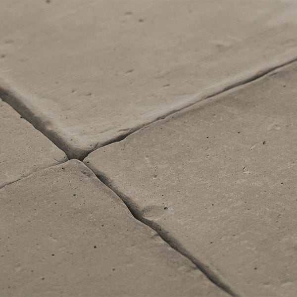 Strukturierte Betonpflastersteine mit unebener Oberfläche und breiten Fugen für die Terrassen oder Weggestaltung.