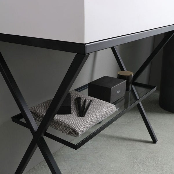 Badezimmermöbel mit Handtuch und Dekorationsartikeln auf Glasablage