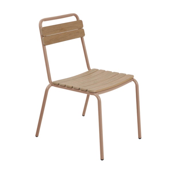 Gartenstuhl mit rosafarbenem Metallgestell und Sitzfläche sowie Rückenlehne aus Holzlatten.