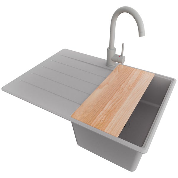 Küchenspüle mit Abtropffläche, Wasserhahn und Schneidebrett