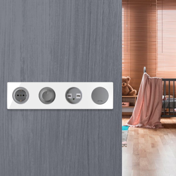 Mehrfachsteckdosenkombination mit Schuko Steckdose, Drehdimmer, Datendose und Lichtschalter in einem weißen Rahmen montiert an einer Wand.