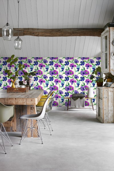 Innenraum mit blumiger Tapete, Holztisch und Stühlen