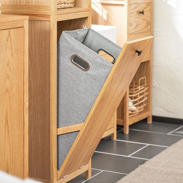 Badezimmereinrichtung mit Kippwäschesammler aus Holz und Stoff