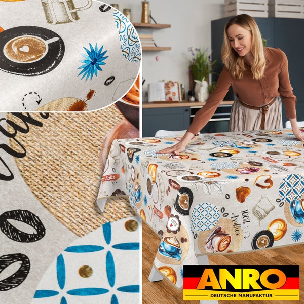 Tischdecke mit Kaffeemotiven in einer Küche mit einer Frau