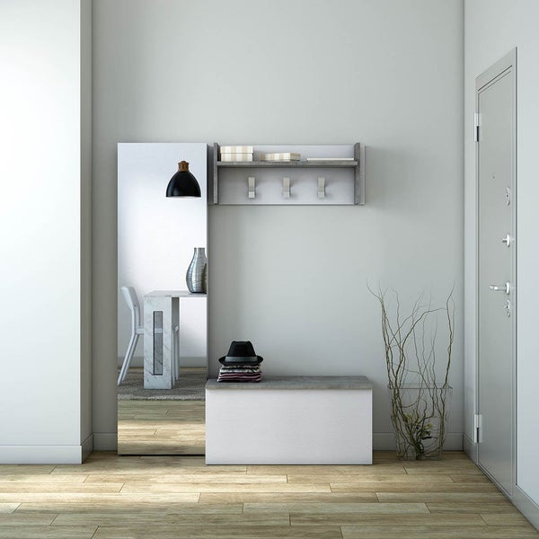Flur mit Spiegel, Garderobe mit Hakenleiste und Sitzbank