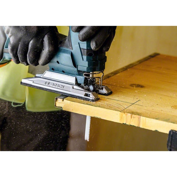 Eine Stichsäge von Bosch schneidet ein Stück Holz.