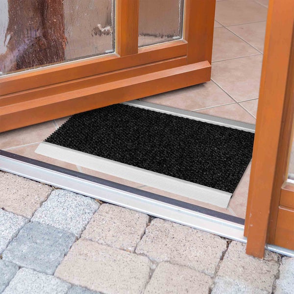 Fußmatte aus Textil vor einer Haustür