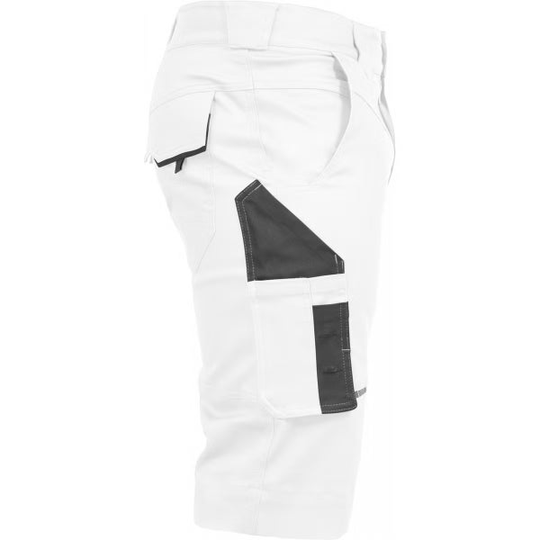 Weiße Arbeitsshorts mit mehreren Funktionstaschen in der Seitenansicht.